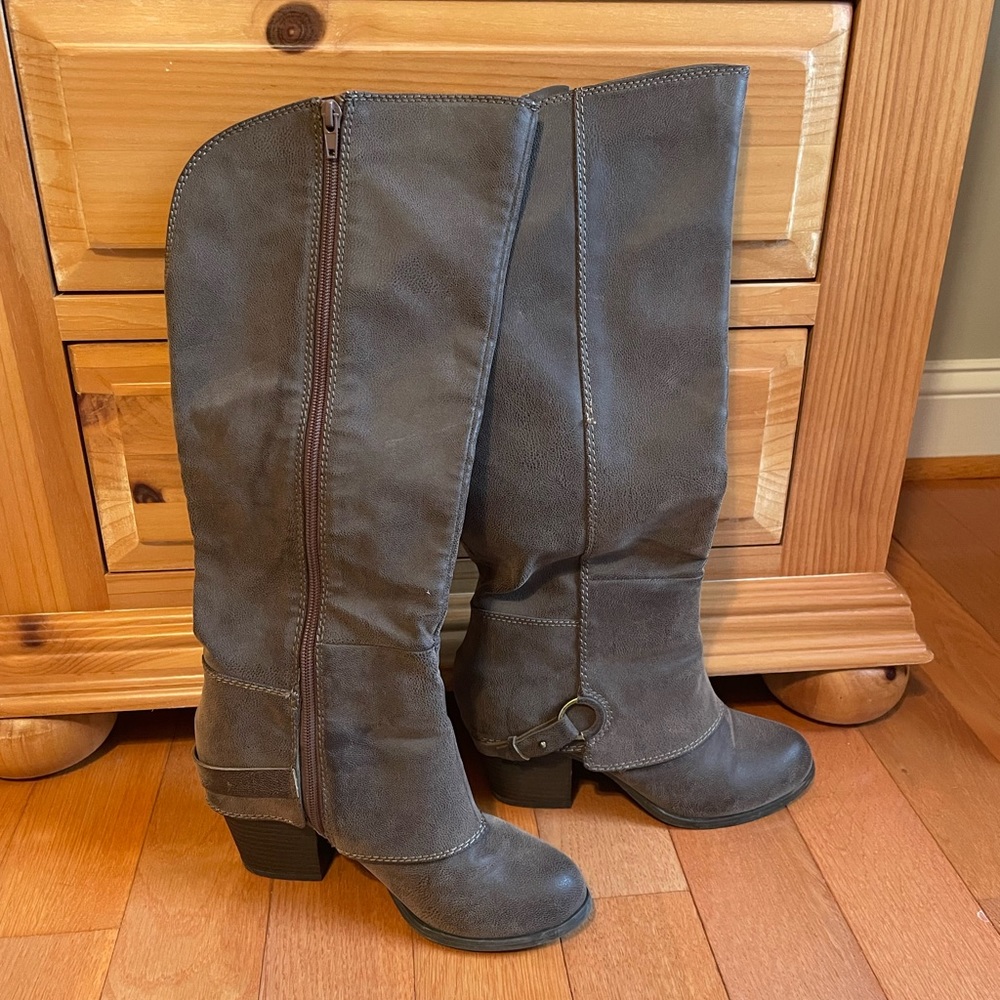 Women’s tall brown boots